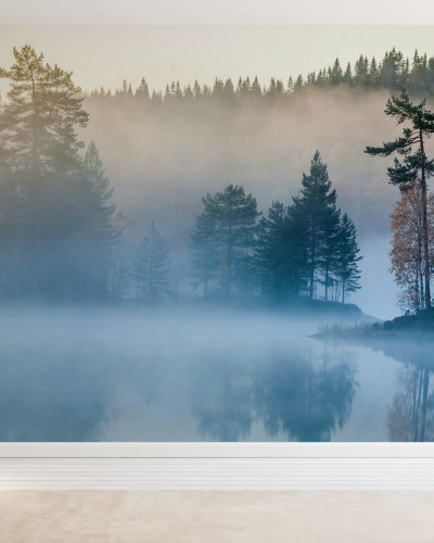 Wallpaper cu o imagine a unui lac învăluit în ceață, cu păduri înalte în jur
