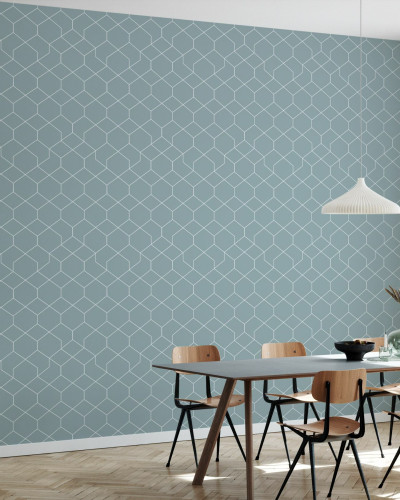 Tapet geometric Honeycomb Blue în albastru pastel cu hexagonuri subtile, ideal pentru living, dormitor, birou sau bucătărie.