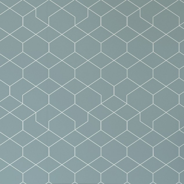 Tapet geometric Honeycomb Blue în albastru pastel cu hexagonuri subtile, ideal pentru living, dormitor, birou sau bucătărie.