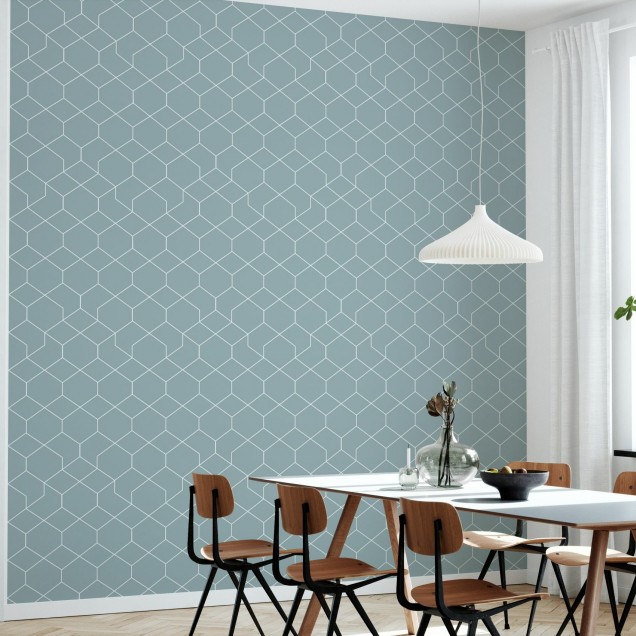 Tapet geometric Honeycomb Blue în albastru pastel cu hexagonuri subtile, ideal pentru living, dormitor, birou sau bucătărie.
