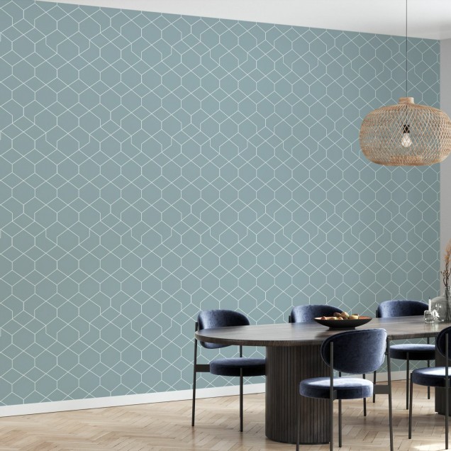 Tapet geometric Honeycomb Blue în albastru pastel cu hexagonuri subtile, ideal pentru living, dormitor, birou sau bucătărie.
