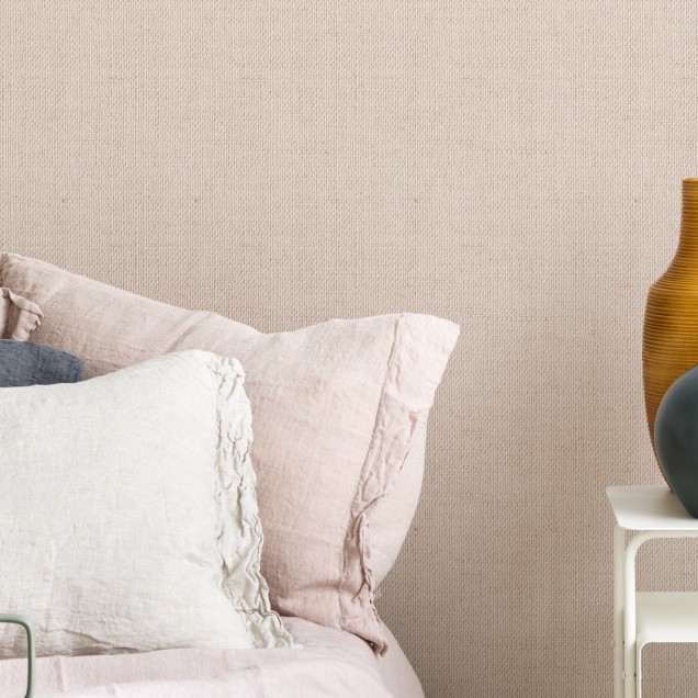 Tapet Linen Pink cu textură de pânză fină, în nuanțe delicate de roz, perfect pentru dormitor, living sau birou.