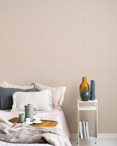 Tapet Linen Pink cu textură de pânză fină, în nuanțe delicate de roz, perfect pentru dormitor, living sau birou.