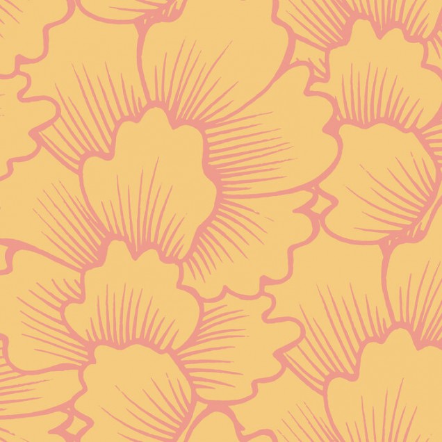 Tapet floral cu flori delicate în culori galben și coral roz, instalat pe un perete într-o cameră de zi, lângă o masă cu scaune