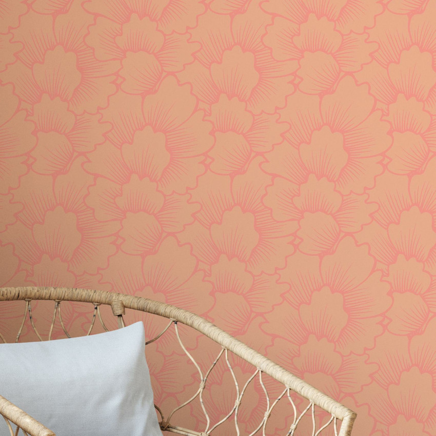Tapet floral modern cu flori galbene coral pe fond albastru, tapetul este afișat pe un perete într-o cameră de dining.