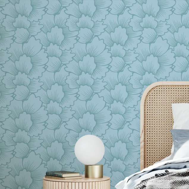 Tapet floral cu flori mari, albastru deschis, pentru un decor elegant si rafinat.