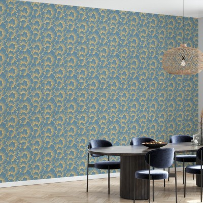 Tapet floral modern cu flori galbene coral pe fond albastru, tapetul este afișat pe un perete într-o cameră de dining.