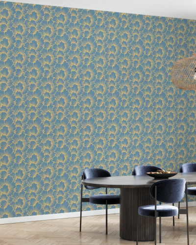 Tapet floral modern cu flori galbene coral pe fond albastru, tapetul este afișat pe un perete într-o cameră de dining.