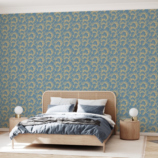 Tapet floral modern cu flori galbene coral pe fond albastru, tapetul este afișat pe un perete într-o cameră de dining.
