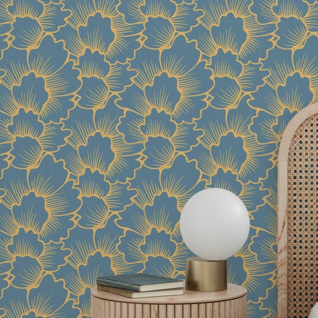 Tapet floral modern cu flori galbene coral pe fond albastru, tapetul este afișat pe un perete într-o cameră de dining.