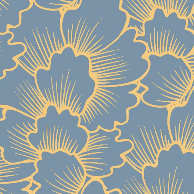 Tapet floral modern cu flori galbene coral pe fond albastru, tapetul este afișat pe un perete într-o cameră de dining.