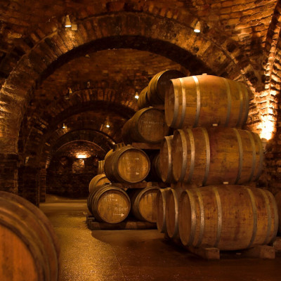 Tapet foto cu butoaie de vin într-o pivniță