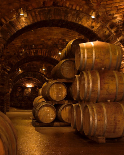 Tapet foto cu butoaie de vin într-o pivniță