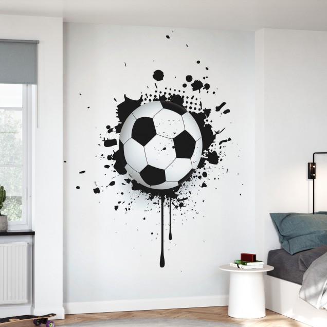 Fototapet cu minge de fotbal spargand un perete
