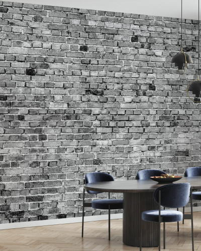 Wallpaper cu design de perete din cărămidă gri și alb, într-un interior modern, cu o masă de dining și scaune.