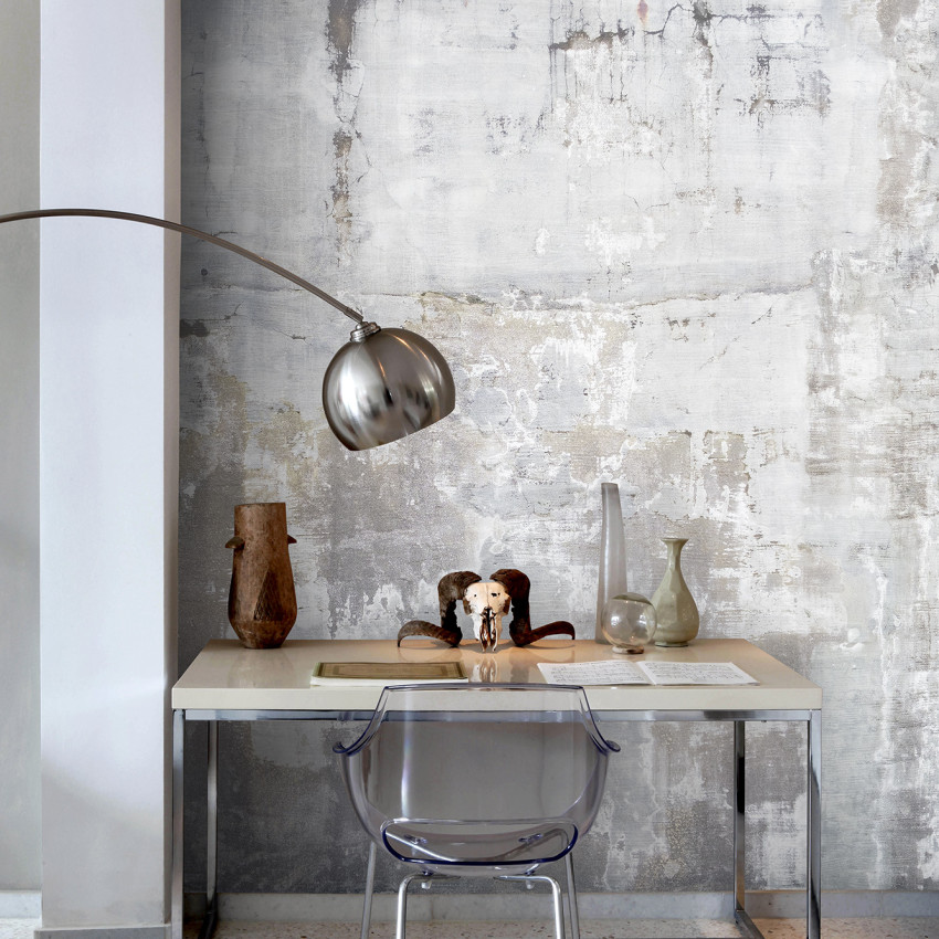 Tapet cu aspect industrial modern, Weathered Concrete Wall, Light, cu textura autentică a betonului uzat, perfect pentru living, dormitor.