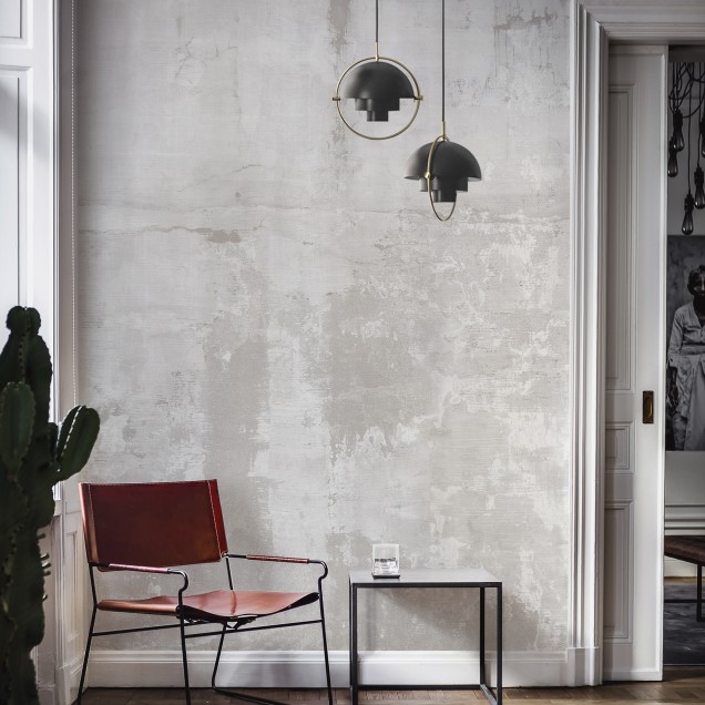 Tapet cu aspect industrial modern, Weathered Concrete Wall, Light, cu textura autentică a betonului uzat, perfect pentru living, dormitor.