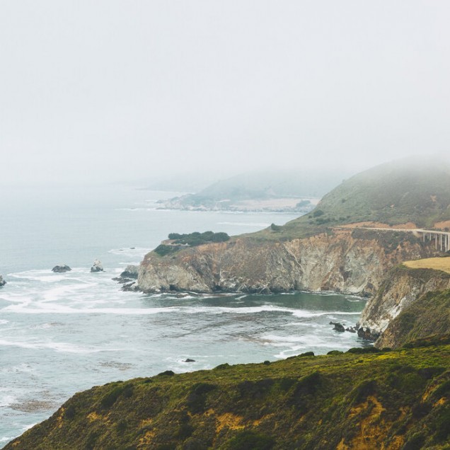 Tapet foto cu priveliște a podului Bixby din California.