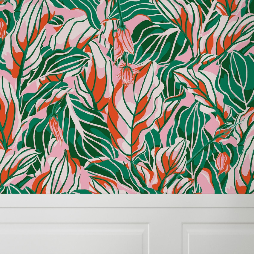 Tapet floral abstract cu frunze în tonuri de liliac, verde și roșu.