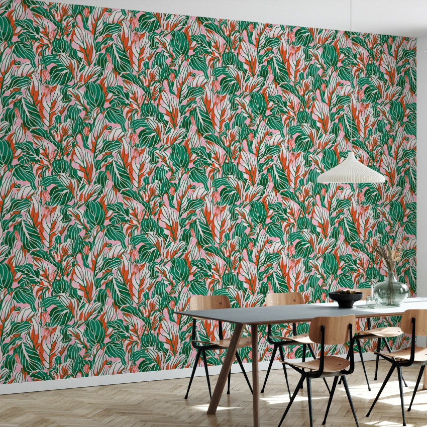 Tapet floral abstract cu frunze în tonuri de liliac, verde și roșu.