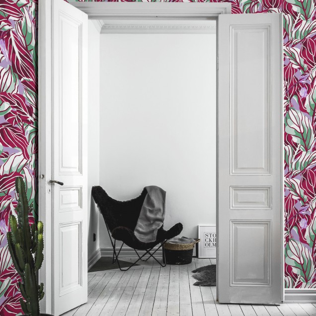Tapet floral abstract cu frunze în tonuri de liliac, verde și roșu.