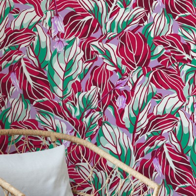 Tapet floral abstract cu frunze în tonuri de liliac, verde și roșu.