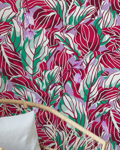 Tapet floral abstract cu frunze în tonuri de liliac, verde și roșu.