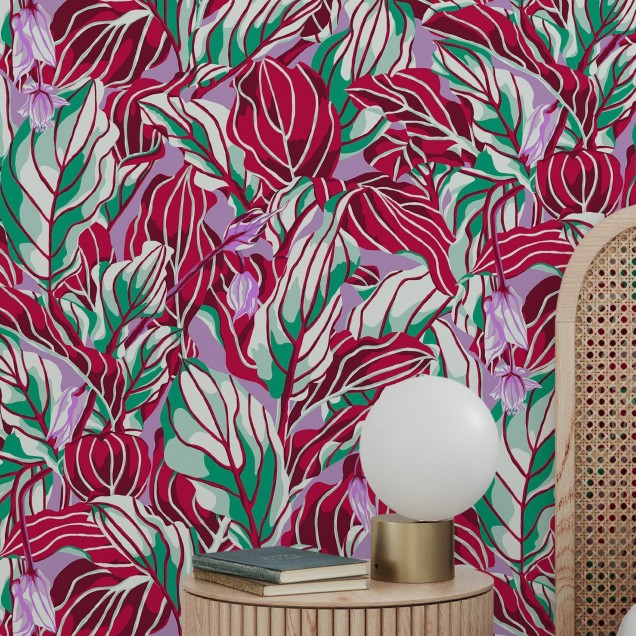 Tapet floral abstract cu frunze în tonuri de liliac, verde și roșu.