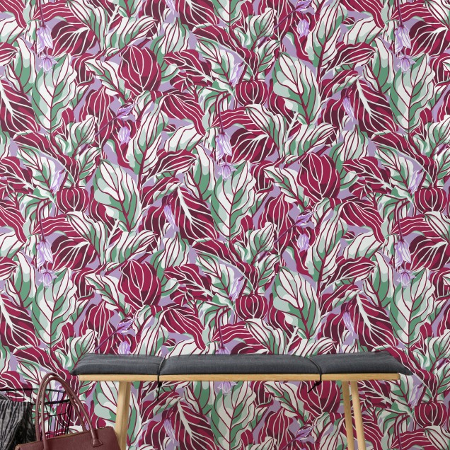 Tapet floral abstract cu frunze în tonuri de liliac, verde și roșu.