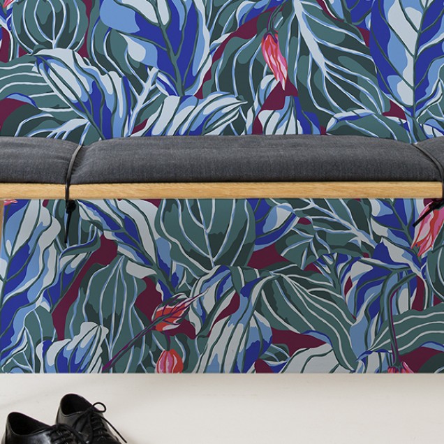 Tapet Stunner, Bordeaux, cu model floral tropical, frunze mari, verzi si albastre si flori roz.
