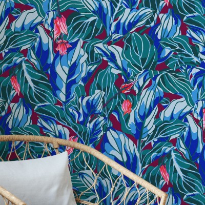 Tapet Stunner, Bordeaux, cu model floral tropical, frunze mari, verzi si albastre si flori roz.