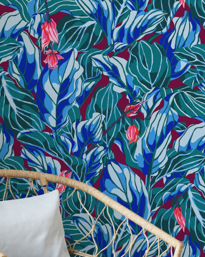 Tapet Stunner, Bordeaux, cu model floral tropical, frunze mari, verzi si albastre si flori roz.