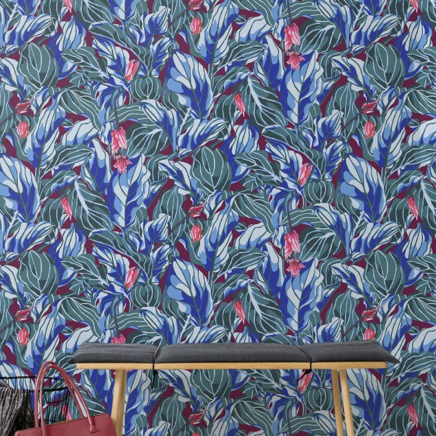 Tapet Stunner, Bordeaux, cu model floral tropical, frunze mari, verzi si albastre si flori roz.