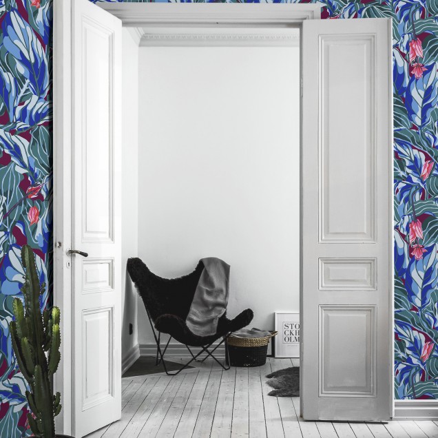 Tapet Stunner, Bordeaux, cu model floral tropical, frunze mari, verzi si albastre si flori roz.