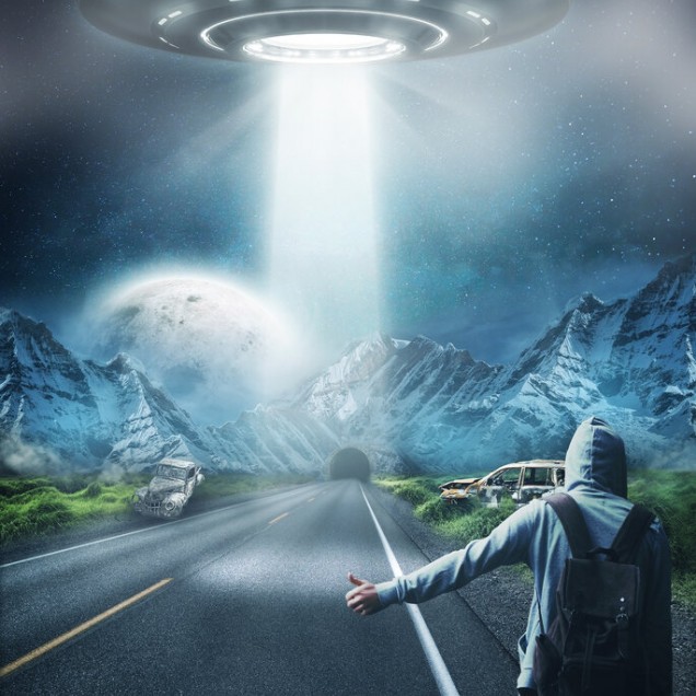 Fototapet cu tematica SF, UFO Fantasy, cu o farfurie zburatoare, o sosea misterioasa si o gaura neagra