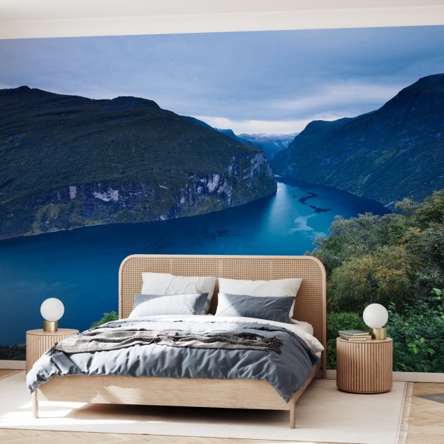 Fototapet cu un peisaj spectaculos al fiordului Geiranger din Norvegia, la apus.