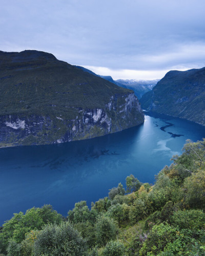 Fototapet cu un peisaj spectaculos al fiordului Geiranger din Norvegia, la apus.