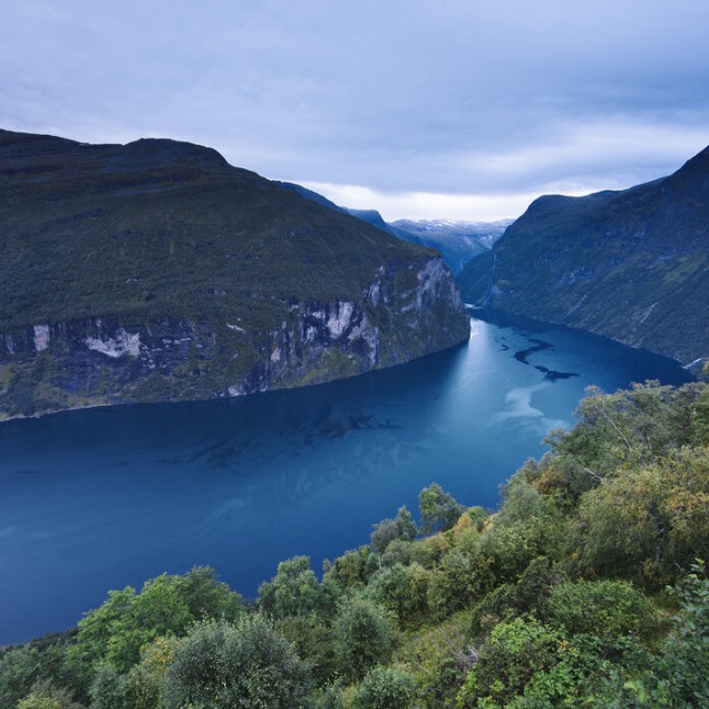 Fototapet cu un peisaj spectaculos al fiordului Geiranger din Norvegia, la apus.