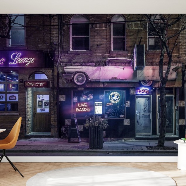 Tapet Urban Lounge cu imagine a unei străzi din New York, cu un bar cu neonuri și o mașină retro elegantă.