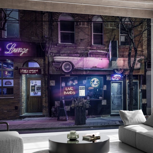 Tapet Urban Lounge cu imagine a unei străzi din New York, cu un bar cu neonuri și o mașină retro elegantă.