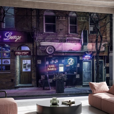 Tapet Urban Lounge cu imagine a unei străzi din New York, cu un bar cu neonuri și o mașină retro elegantă.