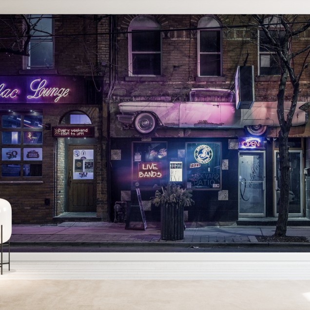 Tapet Urban Lounge cu imagine a unei străzi din New York, cu un bar cu neonuri și o mașină retro elegantă.