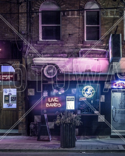 Tapet Urban Lounge cu imagine a unei străzi din New York, cu un bar cu neonuri și o mașină retro elegantă.