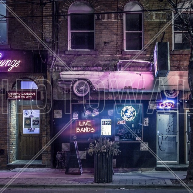 Tapet Urban Lounge cu imagine a unei străzi din New York, cu un bar cu neonuri și o mașină retro elegantă.