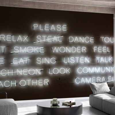 Tapet cu design modern, cu cuvinte din lumini neon, ideal pentru living, dormitor sau birou.