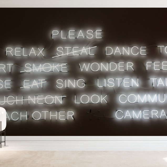 Tapet cu design modern, cu cuvinte din lumini neon, ideal pentru living, dormitor sau birou.