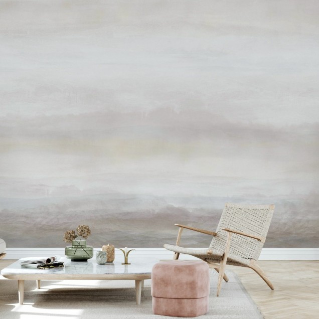 Tapet cu un design minimalist, cu nuanțe de nisip, pe un perete într-un living modern.