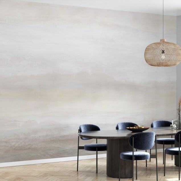 Tapet cu un design minimalist, cu nuanțe de nisip, pe un perete într-un living modern.