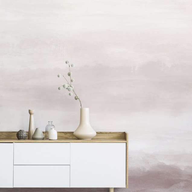 Tapet cu model delicat, in nuante pastelate de roz, pentru o atmosfera linistitoare si romantica. Ideal pentru dormitoare, sufragerii sau camere de copii.