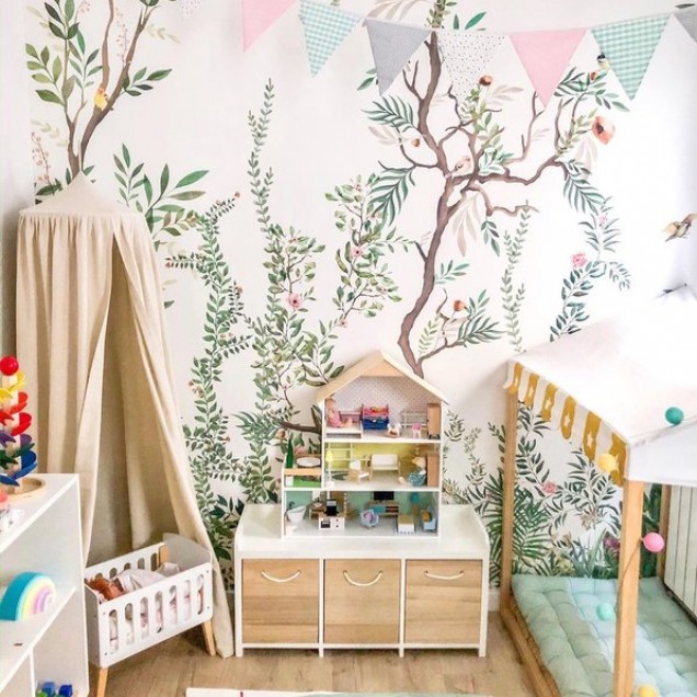 Tapet cu design modern și inspirat de natură, cu nuanțe de verde și detalii delicate de flori și păsări.